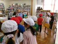 図書室にはたくさんの本があってびっくり!Σ(・ω・ノ)ノ!