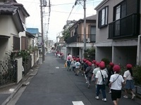学校に着くまでは、気を抜かずに歩きます!