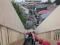歩道橋を渡って、原山中学校方面へ🏫