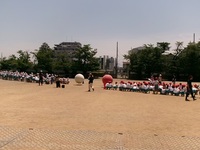 3・5年生の大玉送りの練習です。