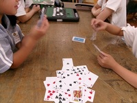 トランプやオセロなどボードゲームクラブでは真剣勝負が始まっていました。