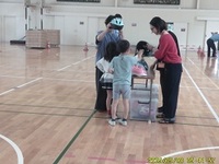 ヘルメットを着用することで、より安全な運転を目指します。
