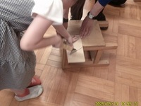 上手にのこぎりを使います。