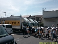 担当の方のお話を一生懸命聞きます。