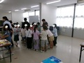 たくさんの本の中からお気に入りの本を見つけます。