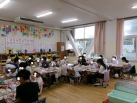 どのクラスも楽しそうに給食を食べていました。