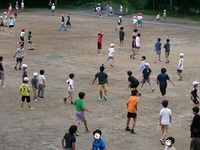 昼休みはたくさんの子どもたちで校庭があふれています。