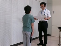 代表の児童が校長先生から賞状をもらいました。