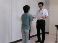 代表の児童が校長先生から賞状をもらいました。