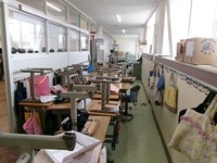机が廊下に運び出されている様子を見ると学期末という感じですね。