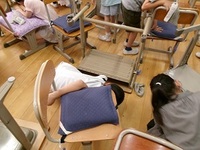 机の脚についたゴミや引き出しの奥もきれいにしないと!
