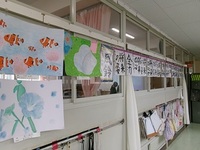 廊下には、絵や習字の宿題が掲示されています。