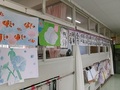 廊下には、絵や習字の宿題が掲示されています。