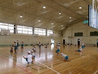体育館では3年生が表現運動をしていました。