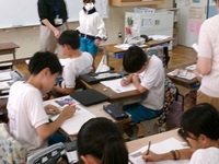 グループやペアになって考えます👬