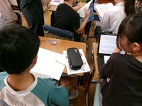 隣同士で、自分の考え方を教え合います。
