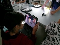 タブレットで撮影しながら調べます。