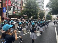 沿道にいる方々の声援を受け、堂々と演奏します🎺
