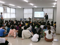 農家の仕事について一生懸命話を聞く3年生です。