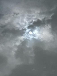 雲の切れ間からなんとか見えた中秋の名月🌕