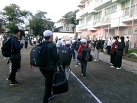 たくさんの保護者の方、先生方に見送られ、いよいよ出発です!🚌