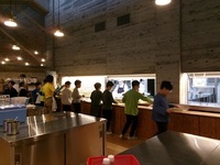 夕食の時間です。おなかはペコペコ。もちろん食事の準備は自分たちで行います。
